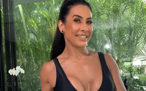 
				
					Com look justinho, Scheila Carvalho comemora 49 anos e ostenta corpão: 'Impecável'
				
				