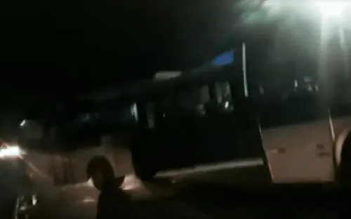 
				
					Criminosos interceptam ônibus e fazem arrastão no bairro de Sussuarana Velha, em Salvador
				
				