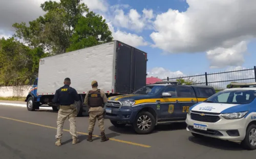 
				
					Trio suspeito de tentar assaltar caminhoneiro morre em confronto com a polícia em Alagoinhas
				
				