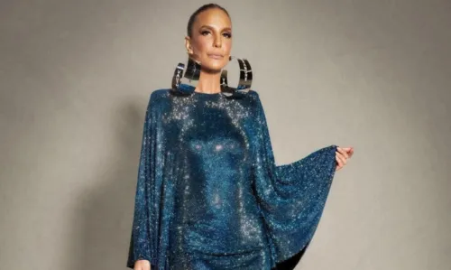 
				
					Com look cheio de brilho, Ivete faz show de 50 anos na BA: 'Ivetinha tá feliz e a culpa é de vocês'
				
				