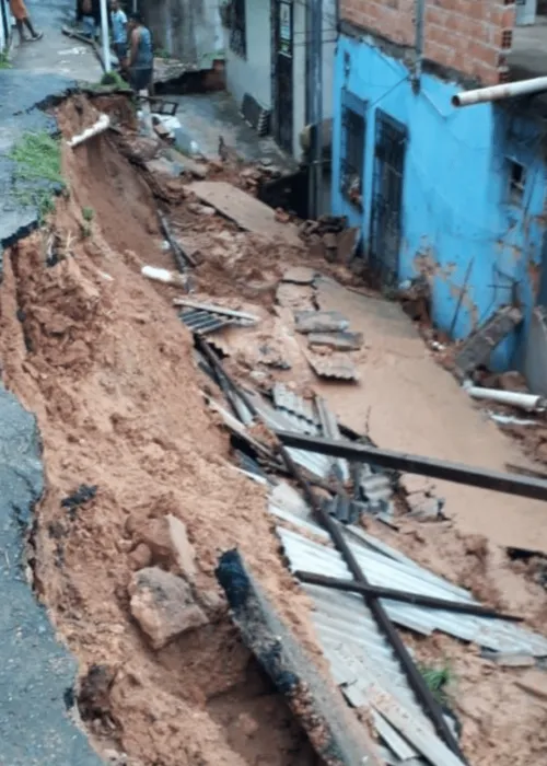 
				
					Por conta das fortes chuvas, muro desaba e destrói imóveis em Salvador
				
				