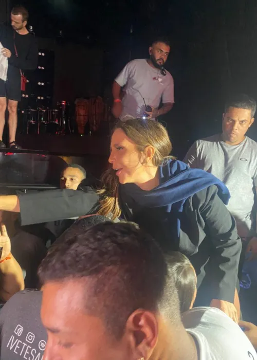 
				
					Ivete Sangalo desce do palco durante passagem de som e atende fãs em Juazeiro, na BA; veja vídeos
				
				