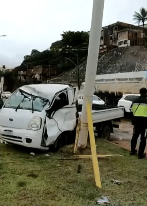 
				
					Caminhão bate contra poste e deixa um ferido na Av. Gal Costa, em Salvador
				
				