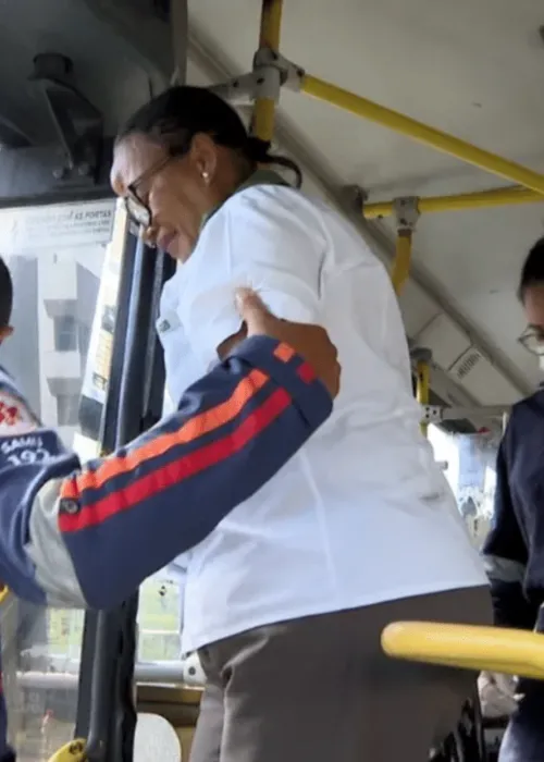 
				
					Acidente entre dois ônibus e um carro deixa três feridos no Itaigara, em Salvador
				
				