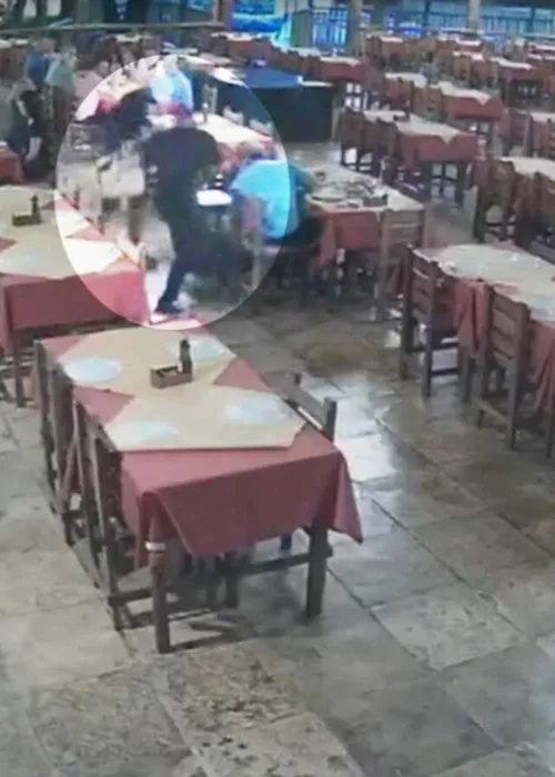 
				
					Vídeo: Mulher é espancada por criminosos durante assalto a restaurante na Bahia
				
				