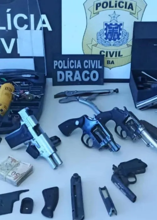 
				
					Homem é preso e armas e munições são apreendidas no bairro de Sussuarana, em Salvador
				
				