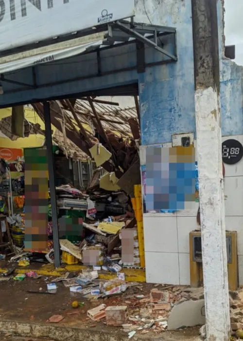 
				
					Vídeo: Três pessoas ficam feridas após caminhão carregado com laranjas invadir mercado e padaria na Bahia
				
				