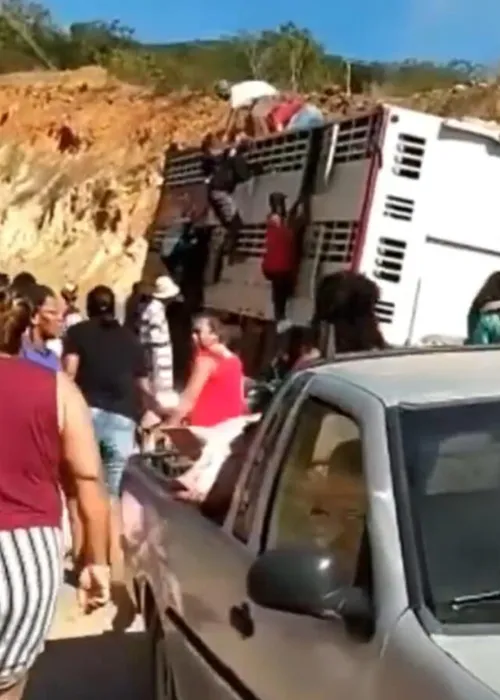 
				
					Vídeo: Carreta carregada com porcos tomba e 2 pessoas ficam feridas na BA; animais são furtados
				
				