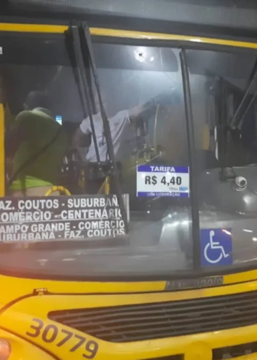 
				
					Cobradora de ônibus é atingida por bala perdida em assalto a outro coletivo
				
				