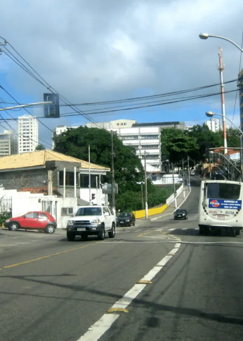 
				
					Lanchonete é assaltada no bairro do Canela em Salvador; clientes tiveram pertences levados
				
				