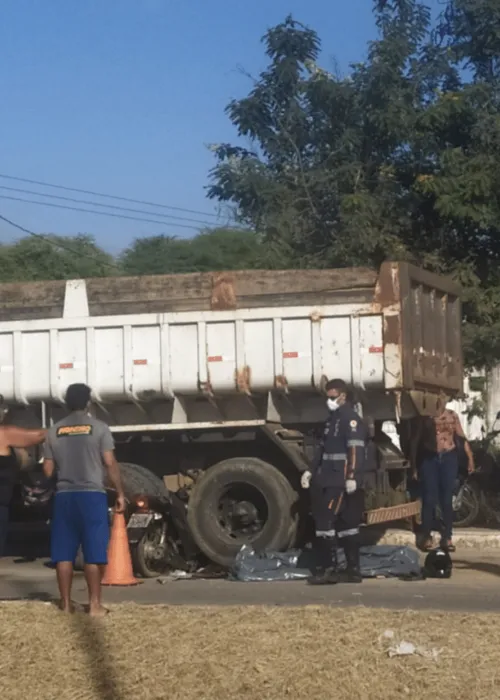 
				
					Mulher bate moto, é atropelada por caçamba e morre na Bahia
				
				