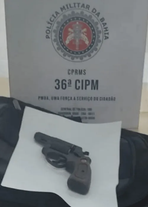 
				
					Revólver é encontrado em mochila de adolescente de 14 anos em escola de Dias d'Ávila
				
				