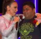 
                  Fã sobe em palco e entrega flores para Ivete no show de 50 anos na Bahia