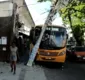 
                  Motorista perde controle e micro-ônibus bate em poste no bairro de Sussuarana, em Salvador