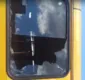 
                  Ônibus é atingido por balas perdidas durante tiroteio em Salvador; vídeo mostra perfurações