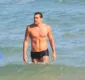 
                  Felipe Roque deixa volume à mostra durante passeio na praia; veja fotos