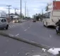 
                  Motorista se choca com poste e estrutura bloqueia vias da Estrada do Coco, em Lauro de Freitas
