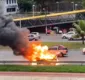 
                  Carro pega fogo e fica destruído na Avenida Paralela, em Salvador