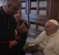 
                  Vídeo: Papa ganha pandeiro de bispos baianos durante visita e toca instrumento