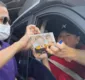 
                  Xuxa atende fãs durante passagem em Salvador para gravação de reality
