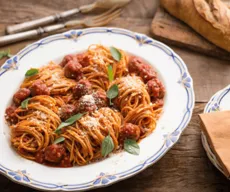 
              Clássico italiano: aprenda a fazer espaguete com almôndegas para almoço de domingo