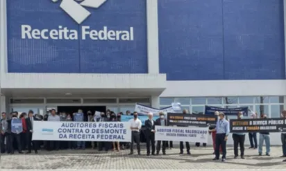 
		Auditores-Fiscais fazem manifestação em frente a prédio da Receita Federal, em Salvador