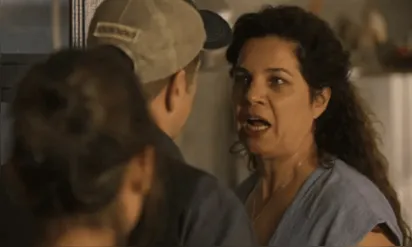 
		Maria Bruaca aponta arma para Tenório e confessa caso com Alcides em 'Pantanal'