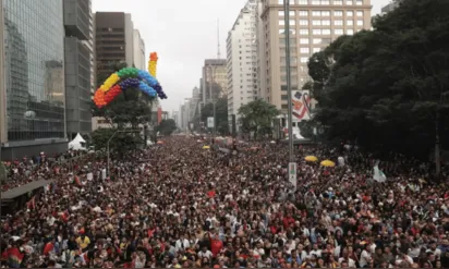 
		Depois de dois anos Parada do Orgulho LGBTQIAPN+ de SP volta à Paulista