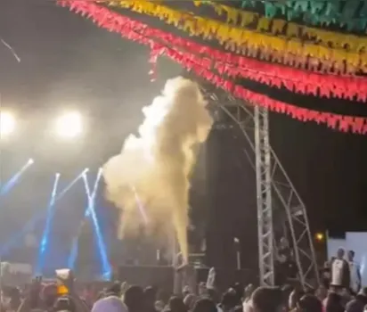 
		Show de Mano Walter é interrompido após bandeirola pegar fogo em festa junina no oeste da Bahia