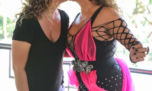 
				
					Daniela Mercury e Malu Verçoza trocam beijos em cima de trio elétrico em SP
				
				
