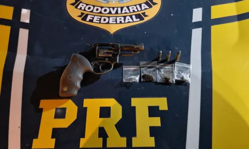 
				
					Drogas, arma, aves e carro roubado: PRF finaliza operação na BA com maior apreensão de anfetaminas do Brasil
				
				