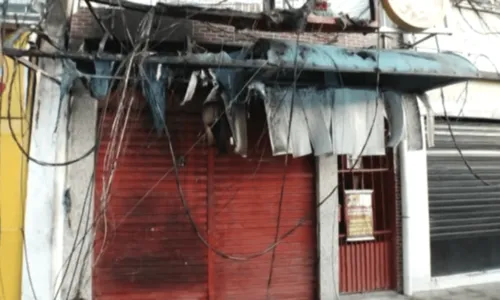 
				
					Por conta de ligação clandestina, postes pegam fogo e bairro do Uruguai fica sem energia
				
				