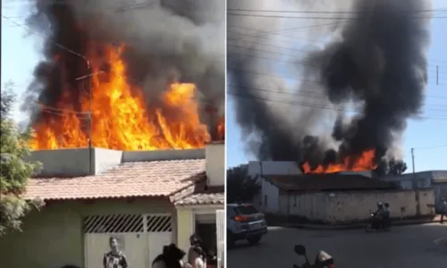 
				
					Vídeo: Galpão é atingido por incêndio e intensidade do fogo assusta moradores na Bahia
				
				