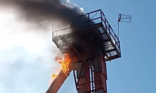 
				
					Vídeo: Plataforma do Porto de Ilhéus pega fogo e funcionários são retirados do local
				
				