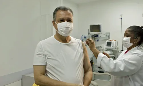 
				
					Rui Costa recebe 4ª dose da vacina contra a Covid-19 em Salvador
				
				
