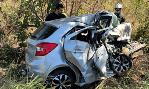 
				
					Batida entre dois carros mata bebê, fere cinco e deixa carros destruídos na BA; veja fotos
				
				