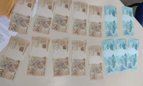 
				
					Notas falsas de R$ 100 e R$ 50 enviadas por encomenda são apreendidas em agência dos Correios na Bahia; homem é preso
				
				