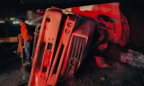 
				
					Homem é resgatado de ferragens após caminhão tombar e cabine ficar retorcida na Bahia
				
				