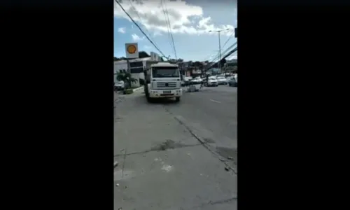 
				
					Vídeo: Caçamba derruba poste, quebra outro e trânsito fica lento na Av. San Martin, em Salvador
				
				