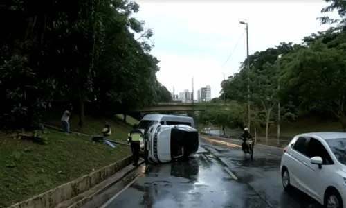 
				
					Três pessoas ficam feridas após carro por aplicativo bater em poste do centro de Salvador
				
				