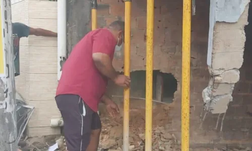 
				
					Carro bate em muro e derruba colunas de sustentação de casa na Av. Suburbana, em Salvador
				
				