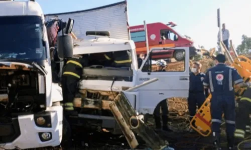 
				
					Motorista de caminhão é resgatado de ferragens por bombeiros após batida com carreta na BA
				
				