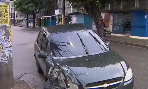 
				
					Três pessoas ficam feridas após carro por aplicativo bater em poste do centro de Salvador
				
				