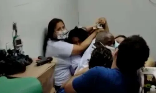 
				
					Enfermeira é agredida após questionar cartão de vacina contra Covid-19 com irregularidades: 'Pulou em mim'
				
				
