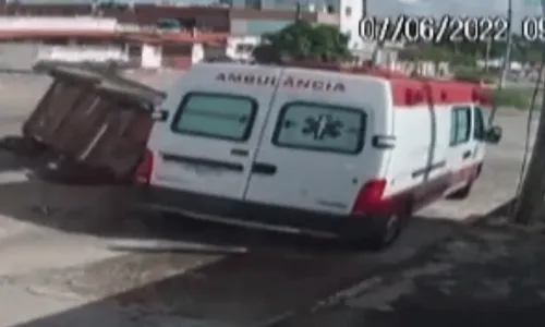
				
					Reboque com cavalos se desprende de veículo e se choca com ambulânica na Bahia
				
				
