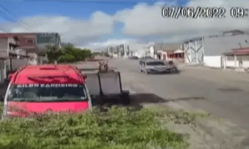 
				
					Reboque com cavalos se desprende de veículo e se choca com ambulânica na Bahia
				
				