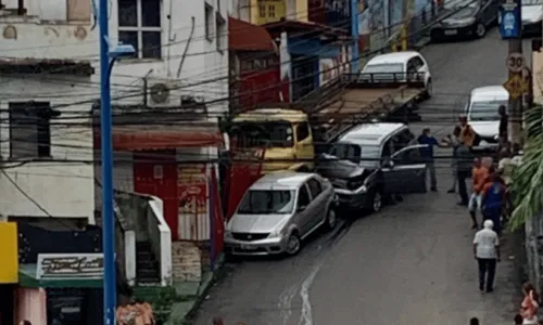 
				
					Caminhão desgovernado bate em carros e atinge colégio no Engenho Velho da Federação, em Salvador
				
				