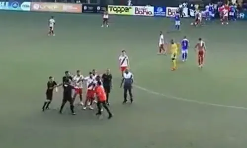 
				
					Presidente de time baiano agride árbitro durante partida; assista
				
				