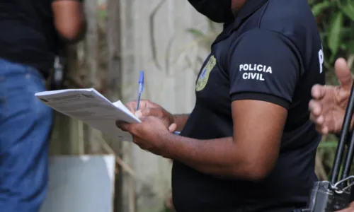 
				
					'Golpista do Tinder' é preso por usar fotos falsas e oferecer nudes por dinheiro no sudoeste da Bahia
				
				