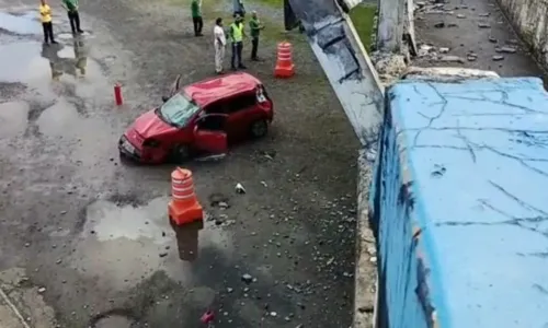 
				
					Carro cai de viaduto no bairro do Comércio, em Salvador; veja vídeo
				
				